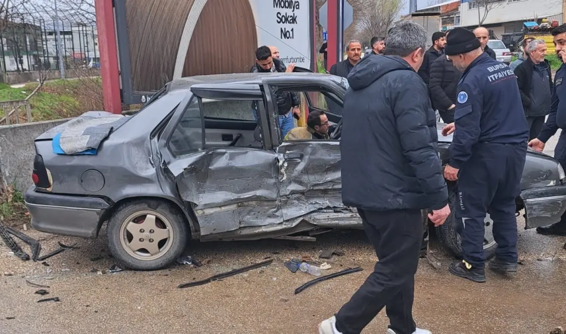 Bursa’nın İnegöl ilçesinde meydana gelen kazada 2 araç çarpıştı: 4’ü
