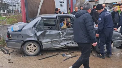 Bursa’nın İnegöl ilçesinde meydana gelen kazada 2 araç çarpıştı: 4’ü