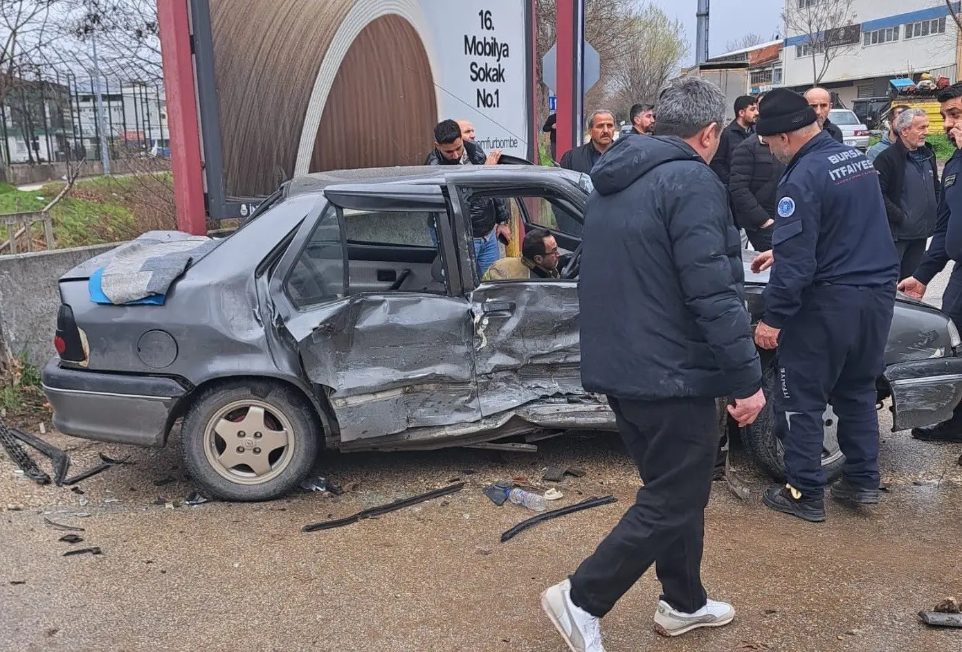 Bursa’nın İnegöl ilçesinde meydana gelen kazada 2 araç çarpıştı: 4’ü