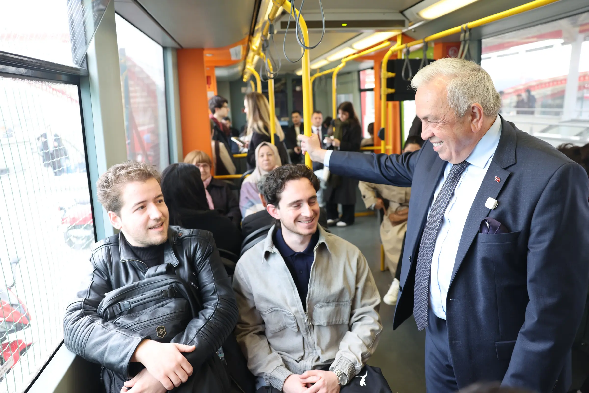 Nilüfer Belediye Başkanı Şadi Özdemir, güne BursaRay’da vatandaşlarla yolculuk yaparak