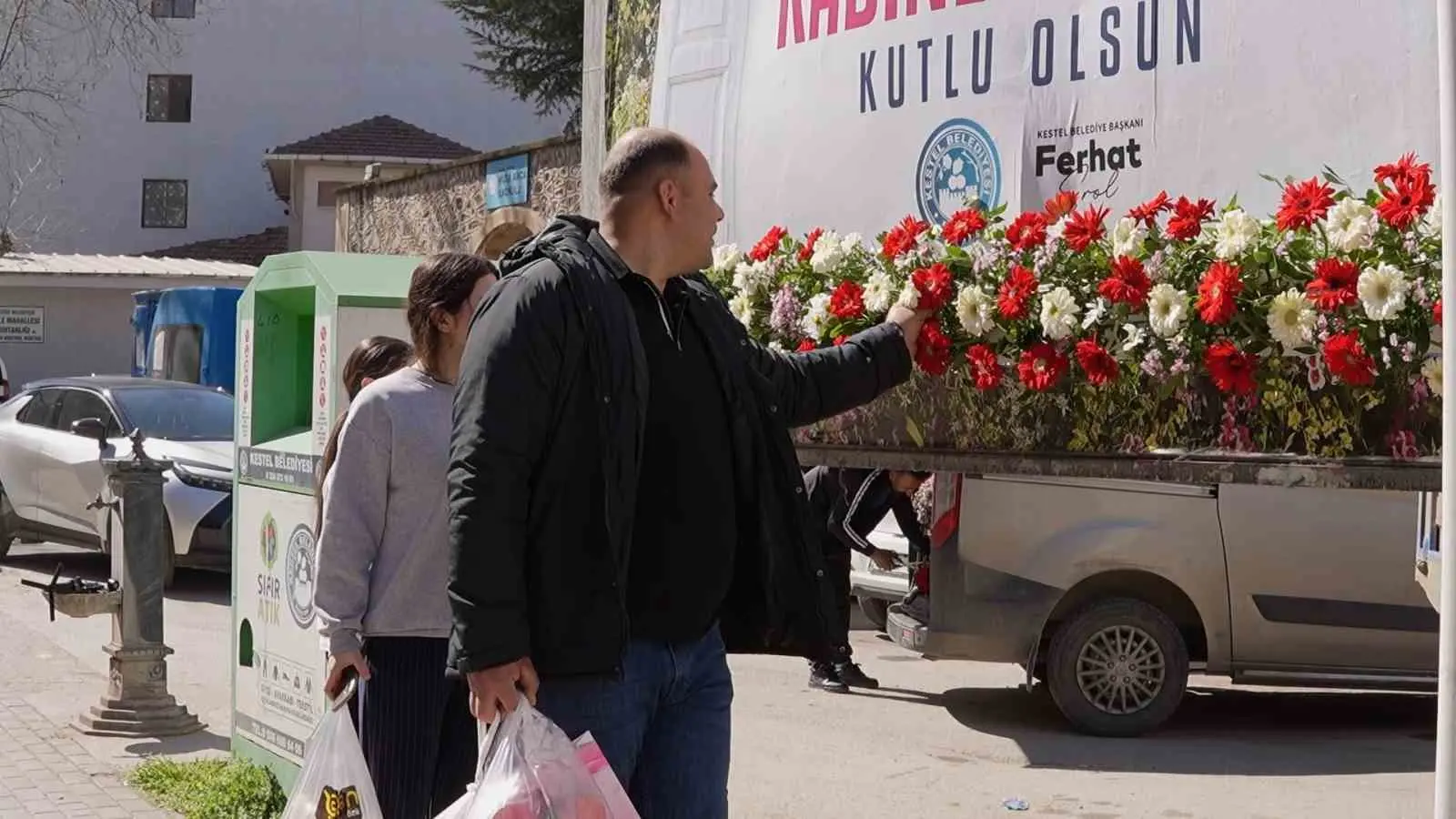 Kestel Belediyesi, 8 Mart Dünya Kadınlar Günü’nde ilçeyi adeta çiçeklerle