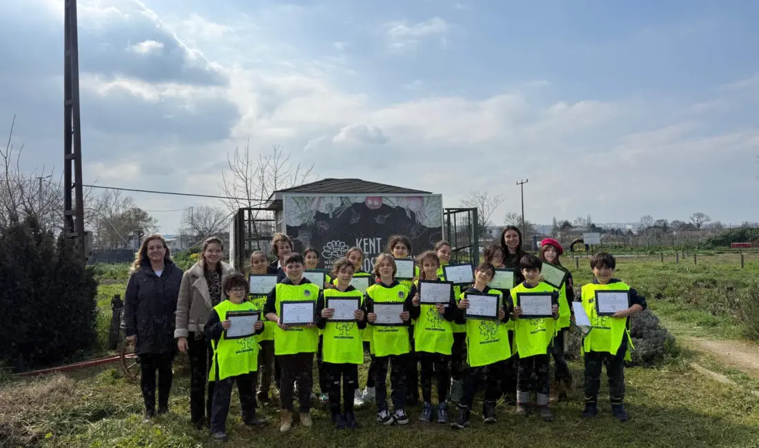 Nilüfer Belediyesi’nin düzenlediği “Bostan Kaşifleri” projesiyle toprakla bağ kuran 15