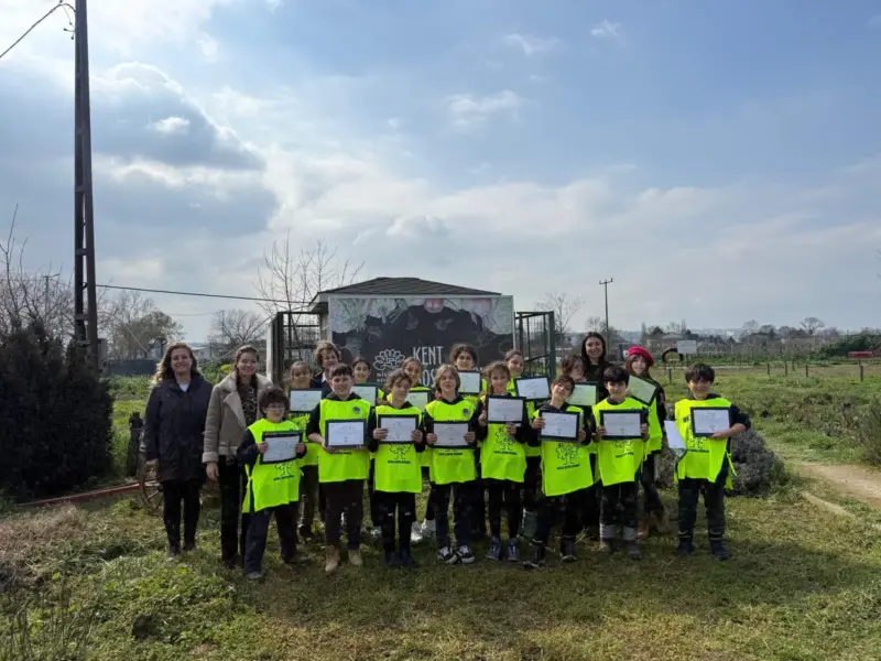 Nilüfer Belediyesi’nin düzenlediği “Bostan Kaşifleri” projesiyle toprakla bağ kuran 15