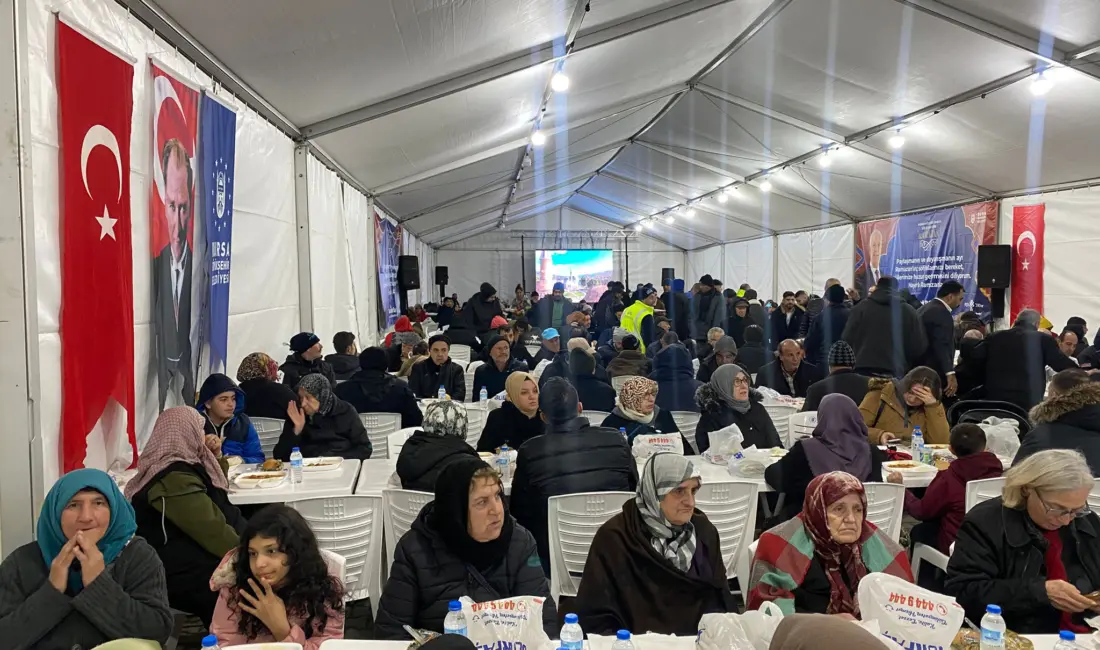 Ramazan ayı boyunca Bursa Büyükşehir Belediyesi’nin İnegöl’de kurduğu iftar çadırında