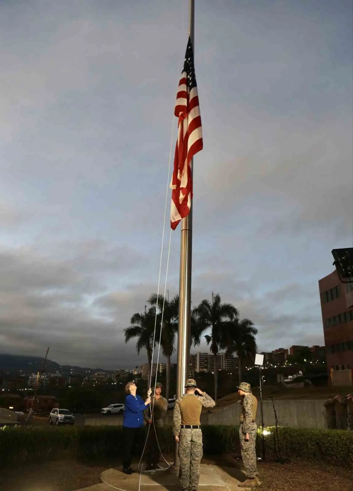 ABD bayrağı, 7 yıl aradan sonra Venezuela’nın başkenti Karakas’ta bulunan