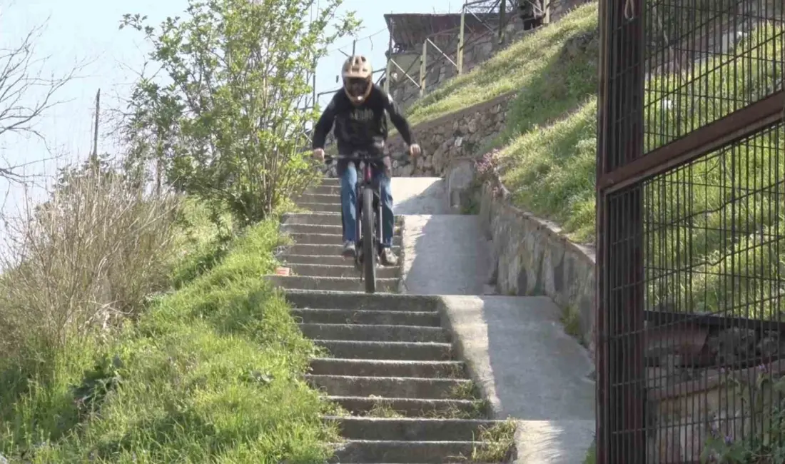 Uludağ’ın eteklerindeki dik yokuşlu semtlerdeki merdivenlerden bisikletiyle inerek yürekleri ağızlara