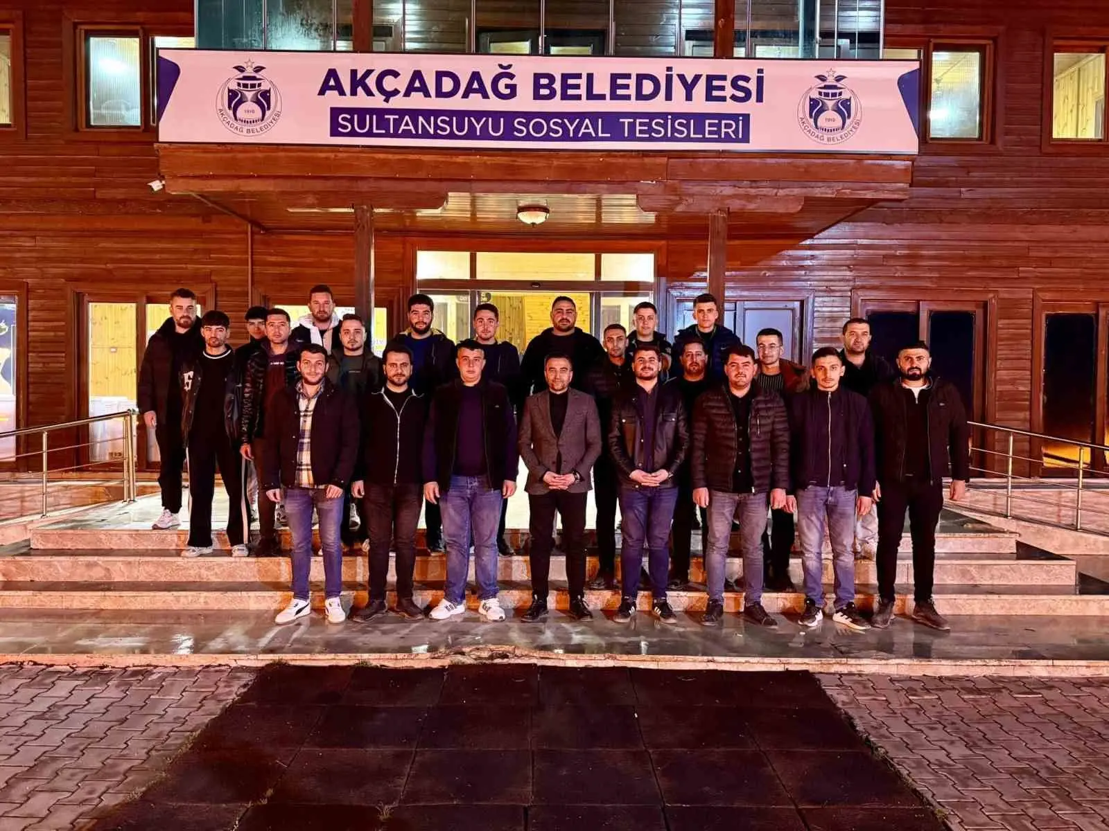 Akçadağ Belediye Başkanı Hasan Ulutaş, sahur programında ilçedeki gençlerle bir