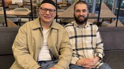 Kendileri araştırarak müslüman olan iki Alman genci, Ramazan bayramında Türk