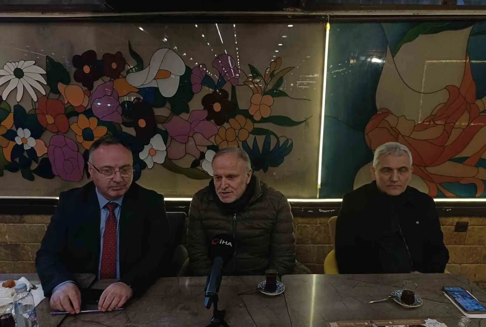 Atayurt Birlik ve Kültür Derneği çalışanları Ankara’da bir iftar yemeğinde