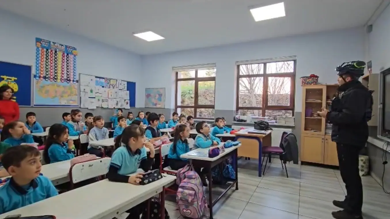 Bursa’da ilkokullarda deprem farkındalık eğitimi ve tatbikatı gerçekleştirildi. Arama kurtarma