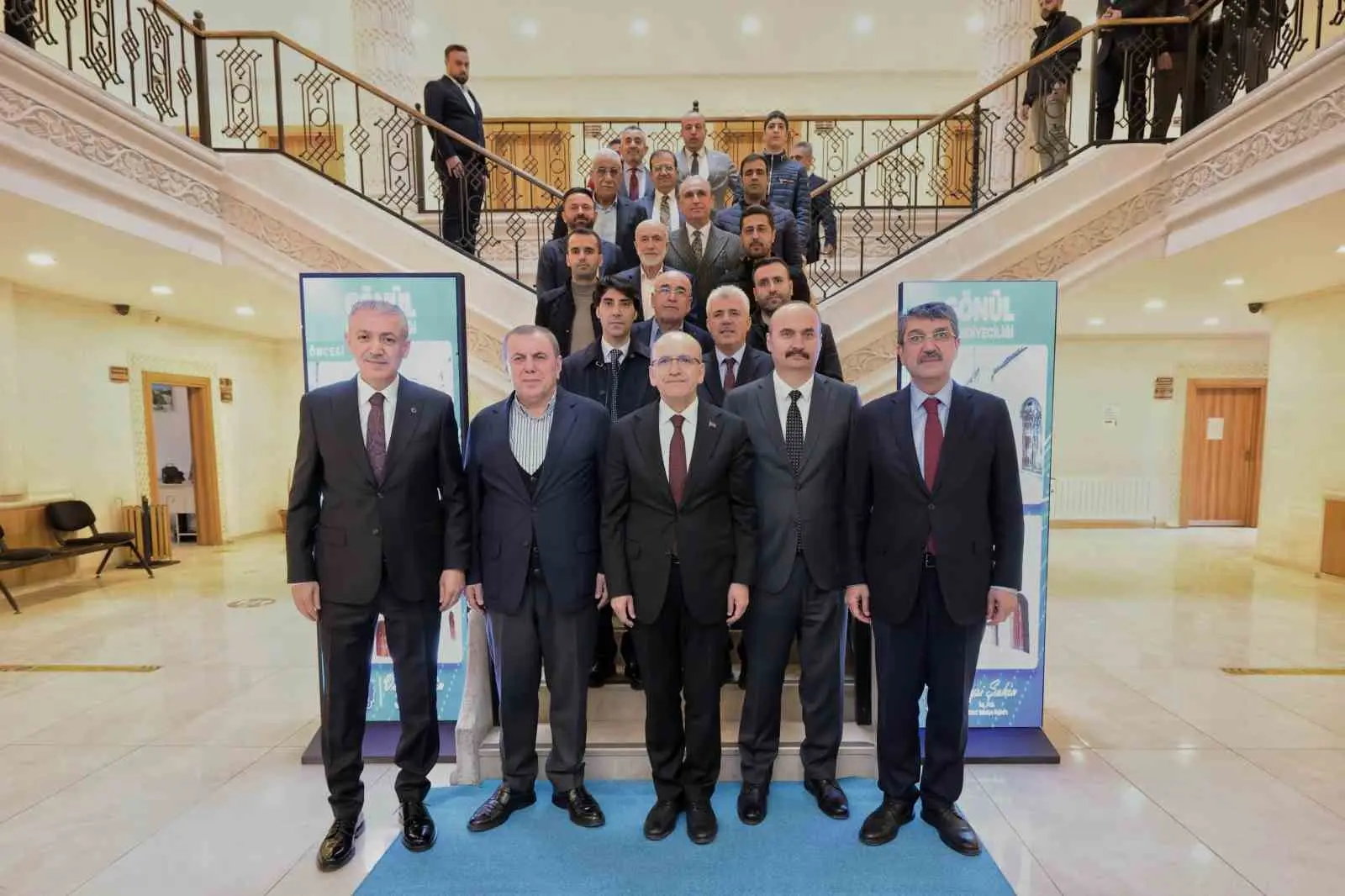 Hazine ve Maliye Bakanı Mehmet Şimşek, beraberinde Mardin Valisi Tuncay