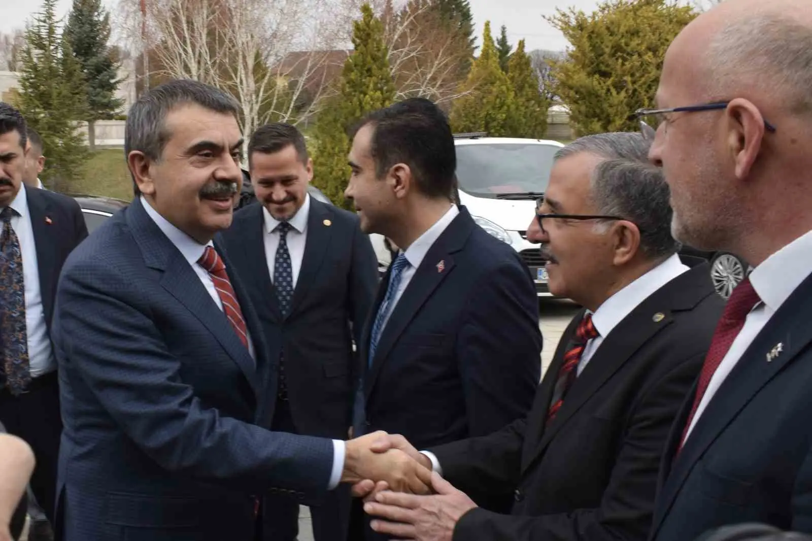 Milli Eğitim Bakanı Yusuf Tekin, eğitim çalışanlarına yönelik şiddetin azaltılması