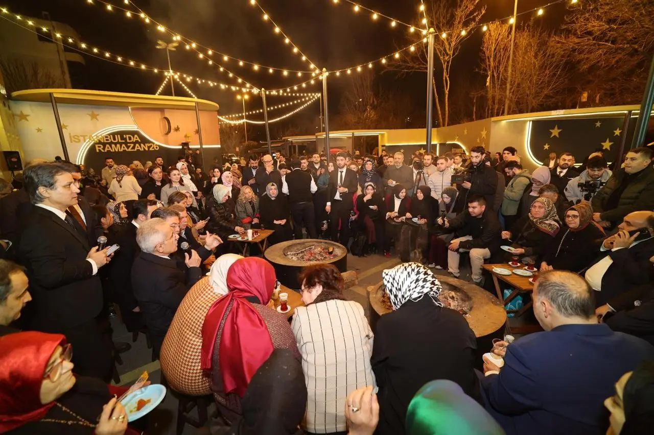 AK Parti İstanbul İl Başkanlığı önünde Ramazan ayı dolayısıyla düzenlenen