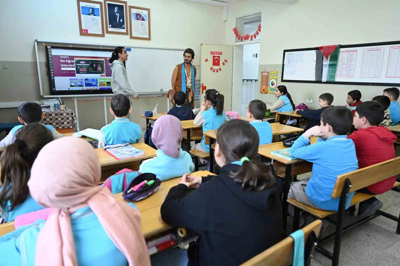 Konya Büyükşehir Belediyesi, Konya genelindeki okullarda hayata geçirdiği “Çat Kapı