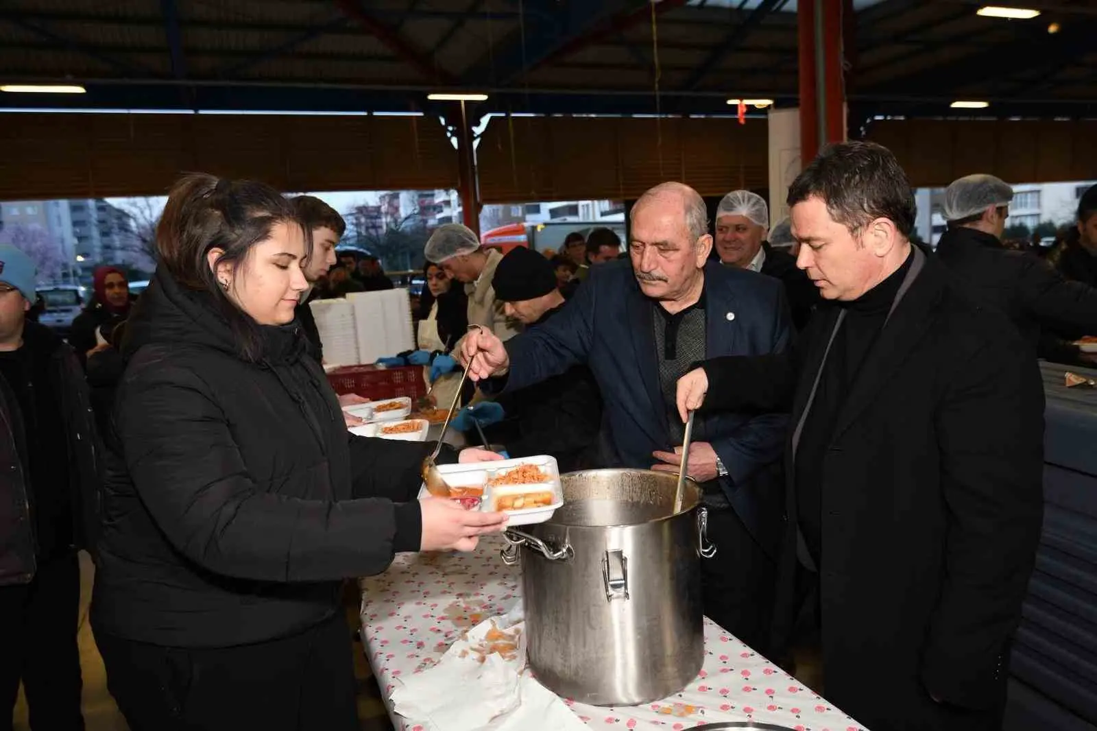 Osmangazi Belediyesi’nin mahalle iftarları kapsamında Hamitler Mahallesi’nde kurduğu ’Gönül Sofrası’,