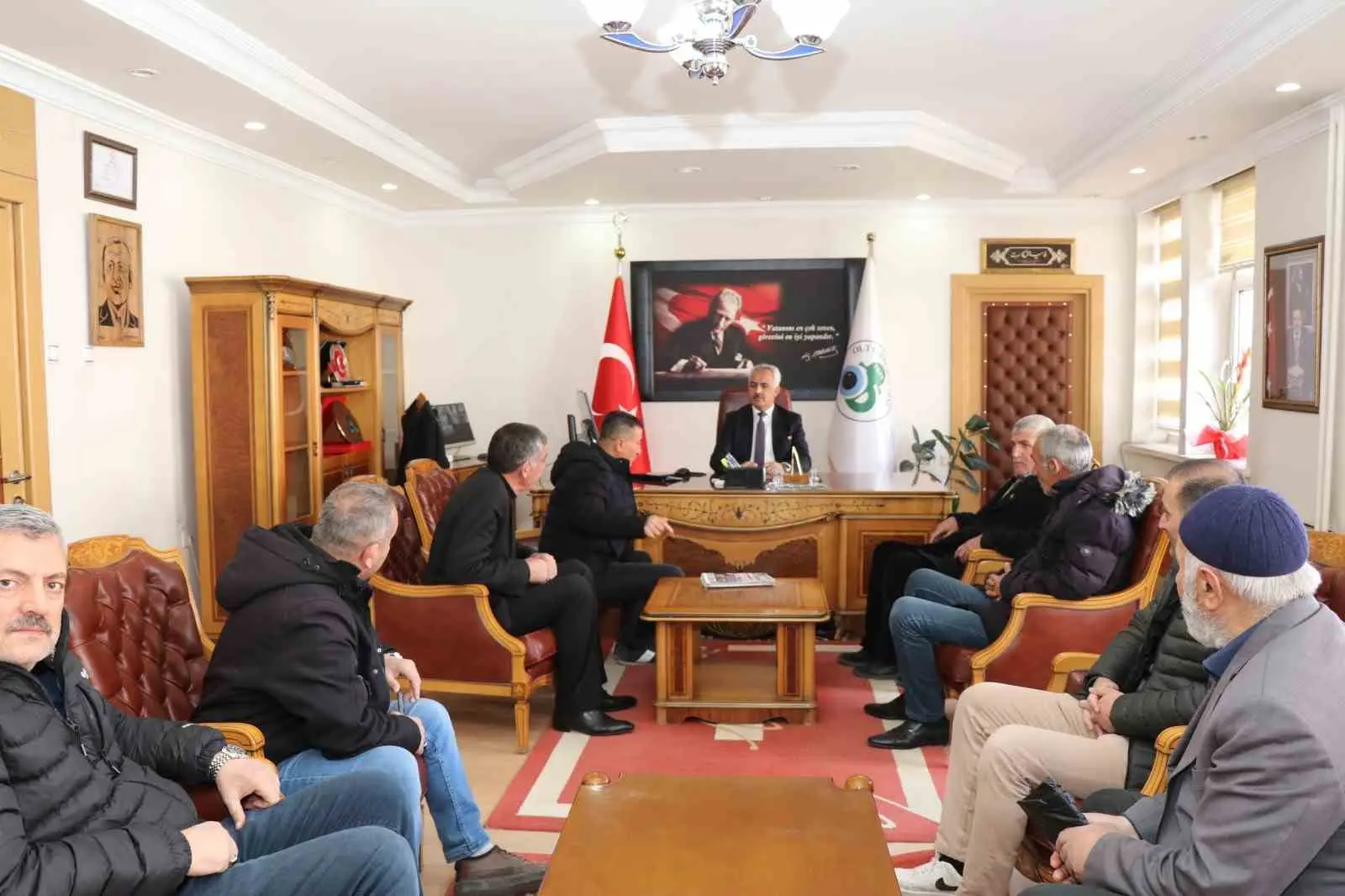 Erzurum’un Oltu ilçesinde Belediye Başkanı Adem Çelebi, Ramazan Bayramı öncesinde