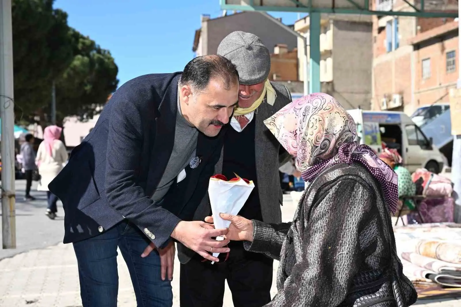 Manisa’nın Demirci ilçesinde Belediye Başkanı Erkan Kara, 8 Mart Dünya