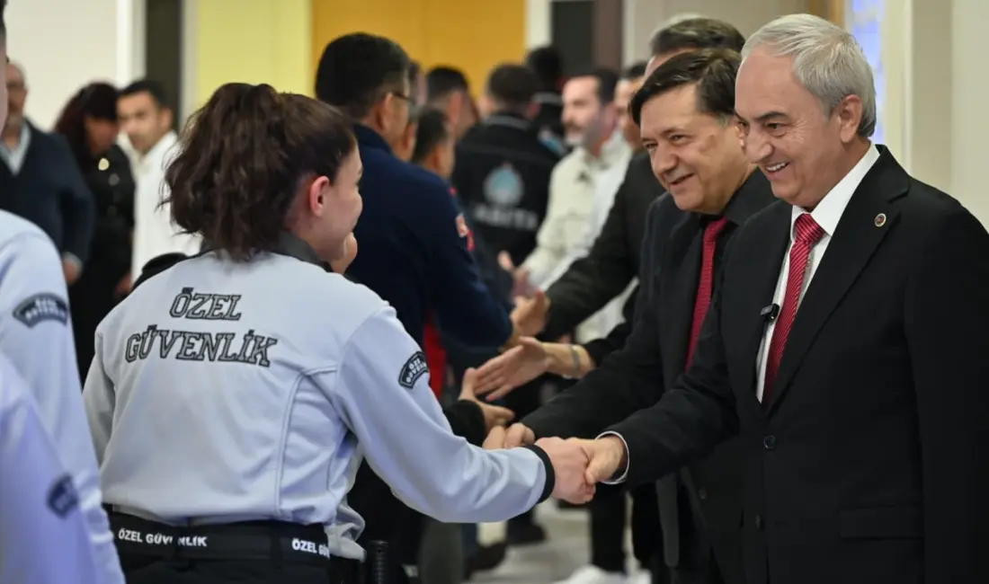 Kepez Belediye Başkanı Mesut Kocagöz, Ramazan Bayramı öncesinde belediye personeliyle