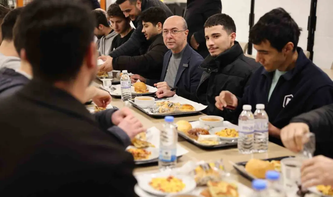Konya’nın merkez Selçuklu İlçe Belediye Başkanı Ahmet Pekyatırmacı öğrencilerle sahur