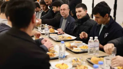 Konya’nın merkez Selçuklu İlçe Belediye Başkanı Ahmet Pekyatırmacı öğrencilerle sahur