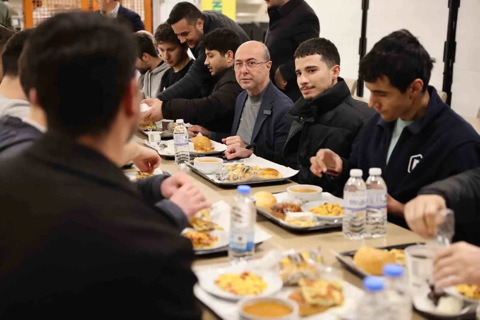 Konya’nın merkez Selçuklu İlçe Belediye Başkanı Ahmet Pekyatırmacı öğrencilerle sahur