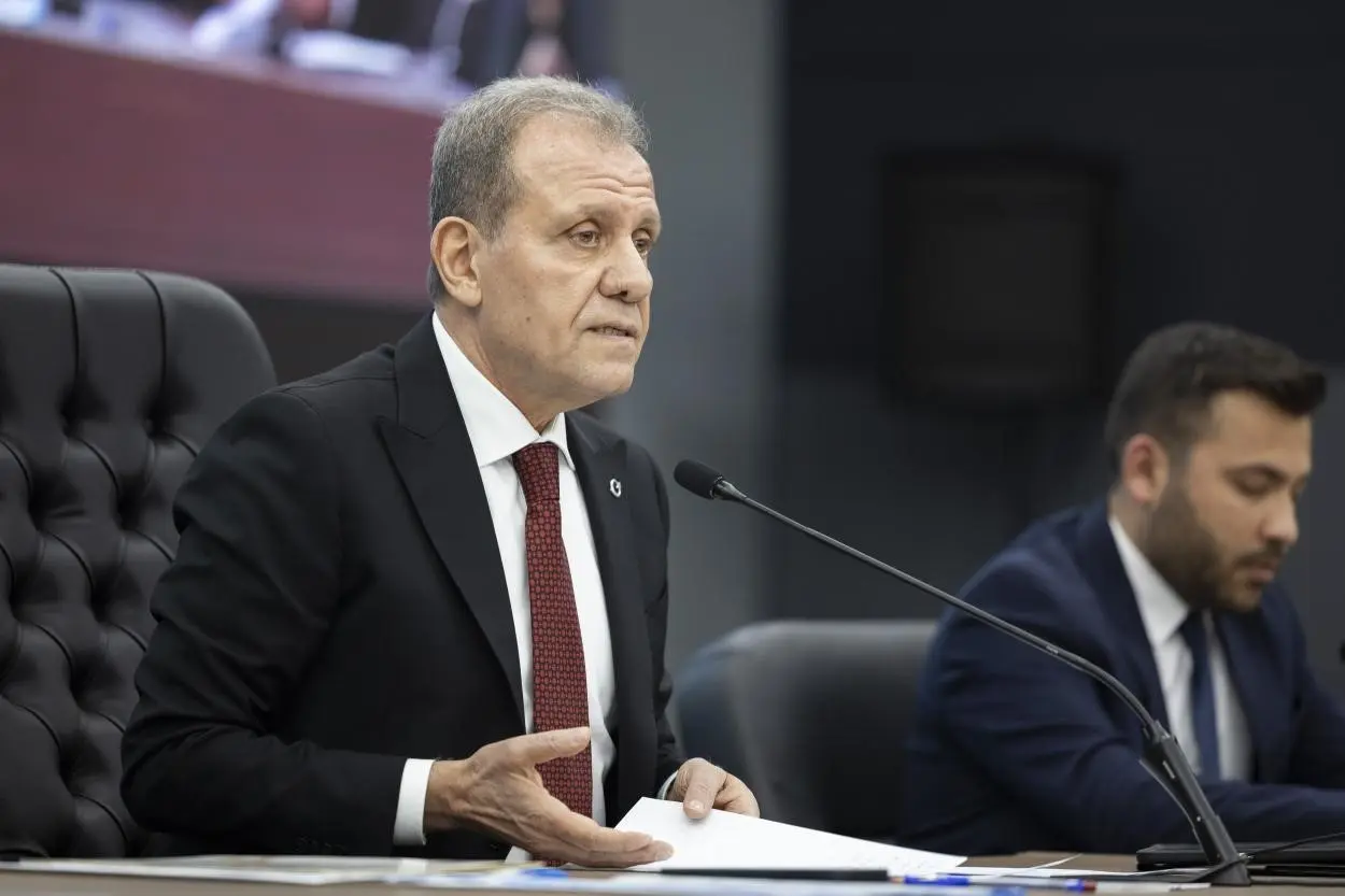 Mersin Büyükşehir Belediye Başkanı Vahap Seçer, özel kalem müdürünün gözaltına