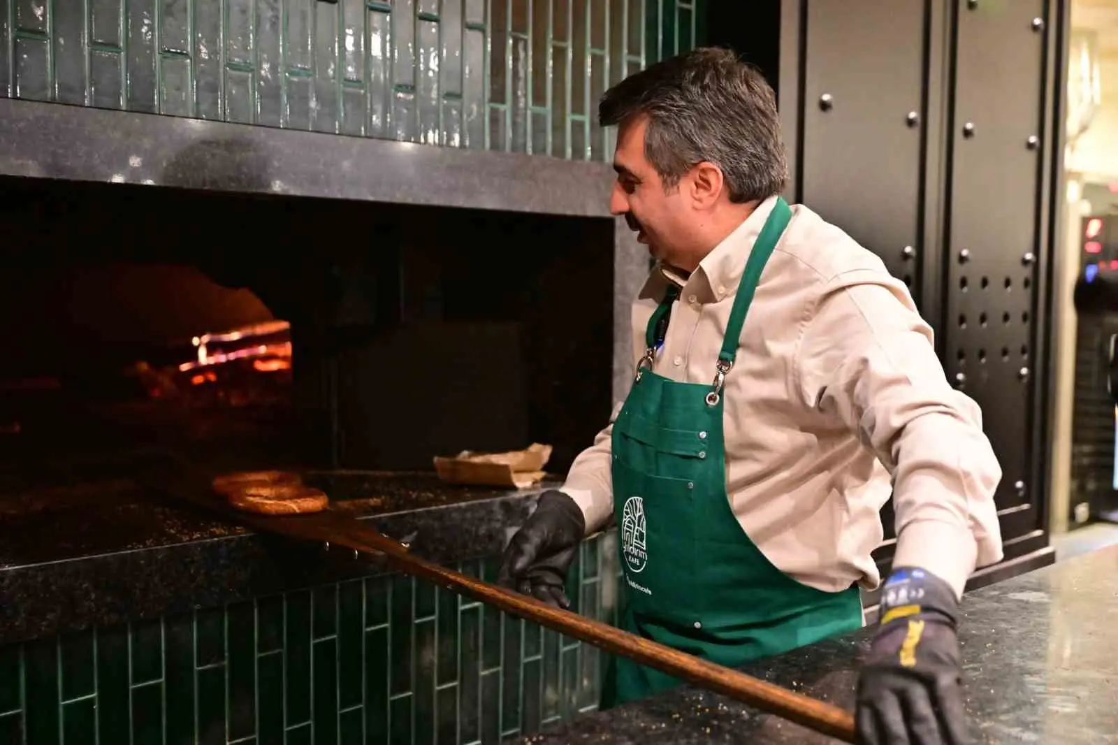 Yıldırım Belediye Başkanı Oktay Yılmaz, Tarihi Taş Fırın’da fırının başına