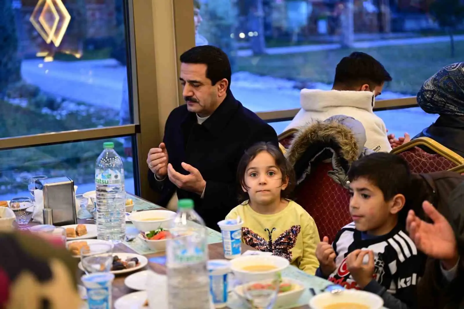 Battalgazi Belediyesi’nin ev sahipliğinde düzenlenen iftar programında yetim çocuklar iftar