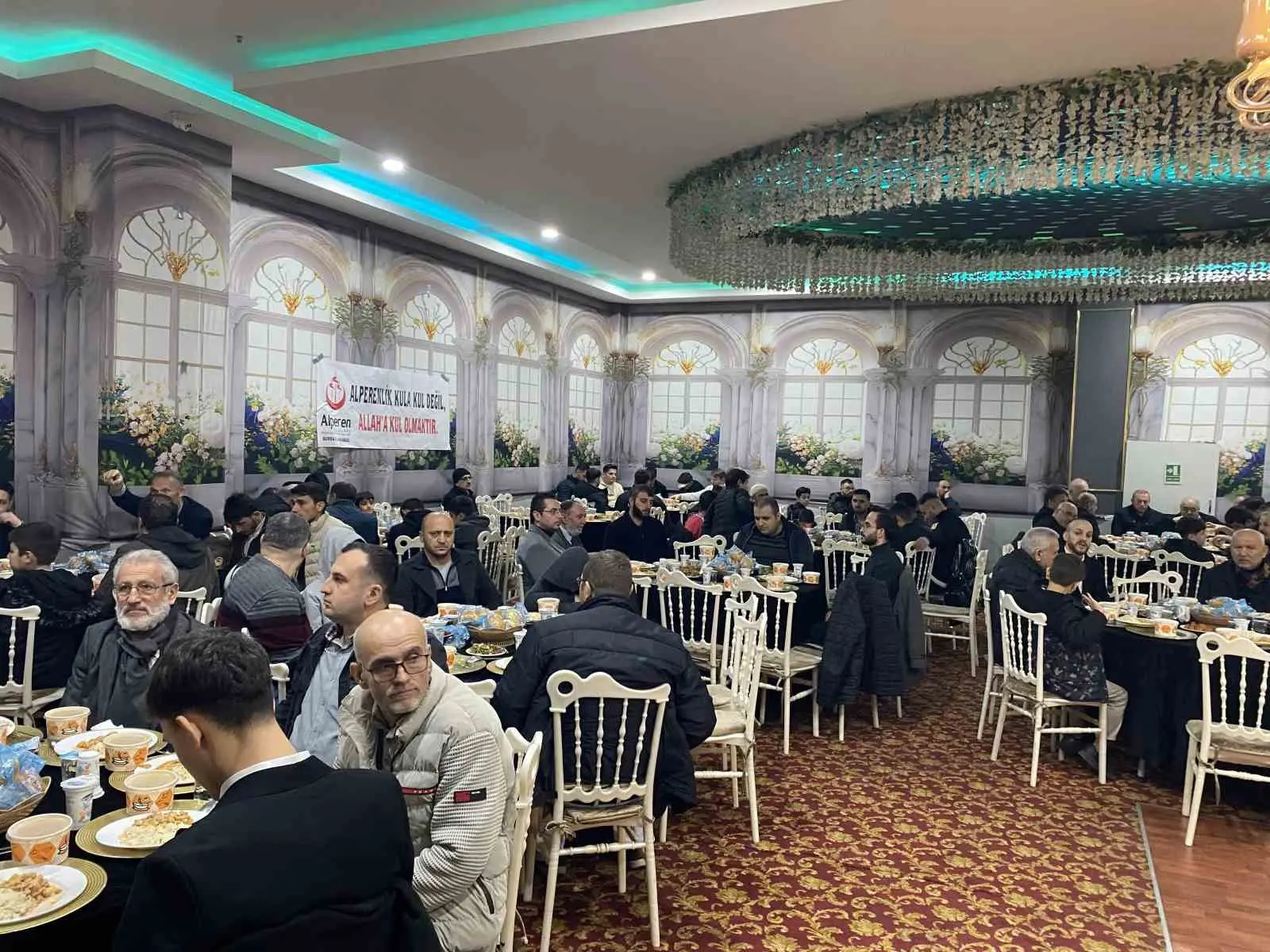 Alperen Ocakları Bursa İl Başkanlığı tarafından düzenlenen iftar programı, siyaset