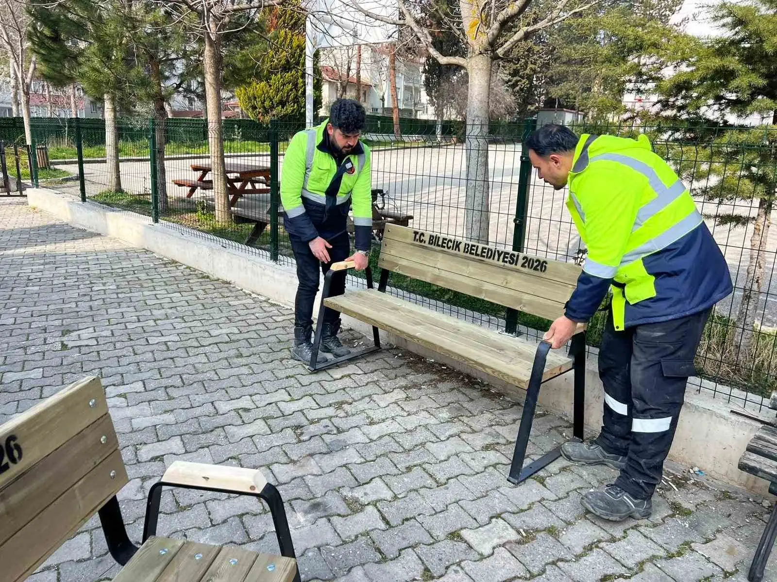 Bilecik Belediyesi Park ve Bahçeler Müdürlüğü ekipleri tarafından yeşillendirme ve