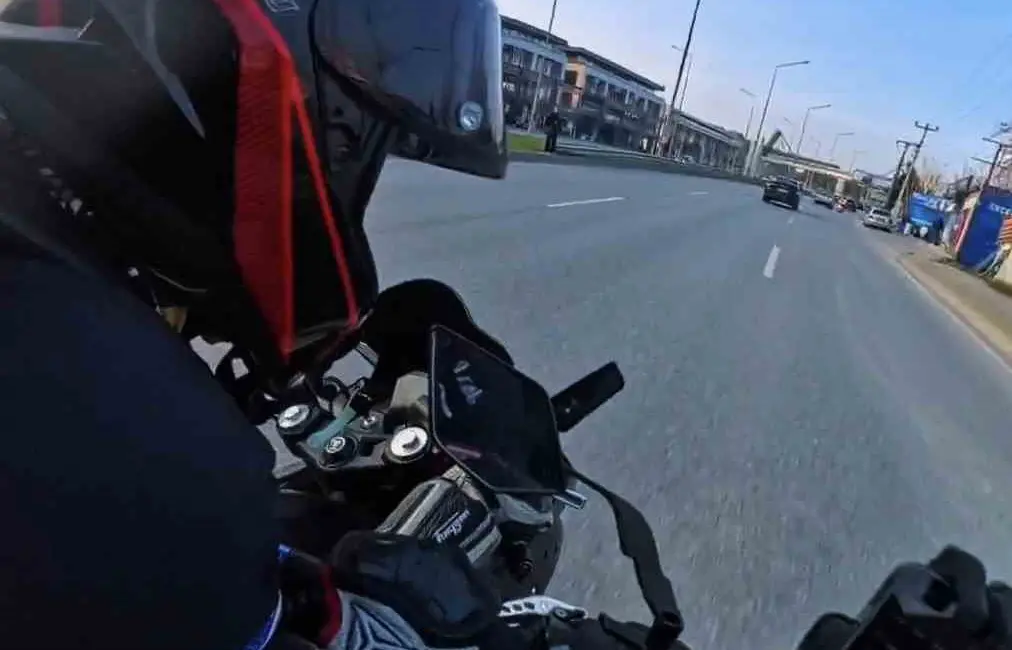 Bursa’da seyir halindeki motosiklet sürücüsünün aniden ve kontrolsüz şekilde şerit