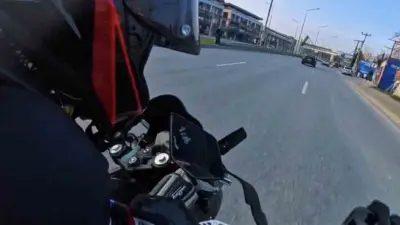 Bursa’da seyir halindeki motosiklet sürücüsünün aniden ve kontrolsüz şekilde şerit