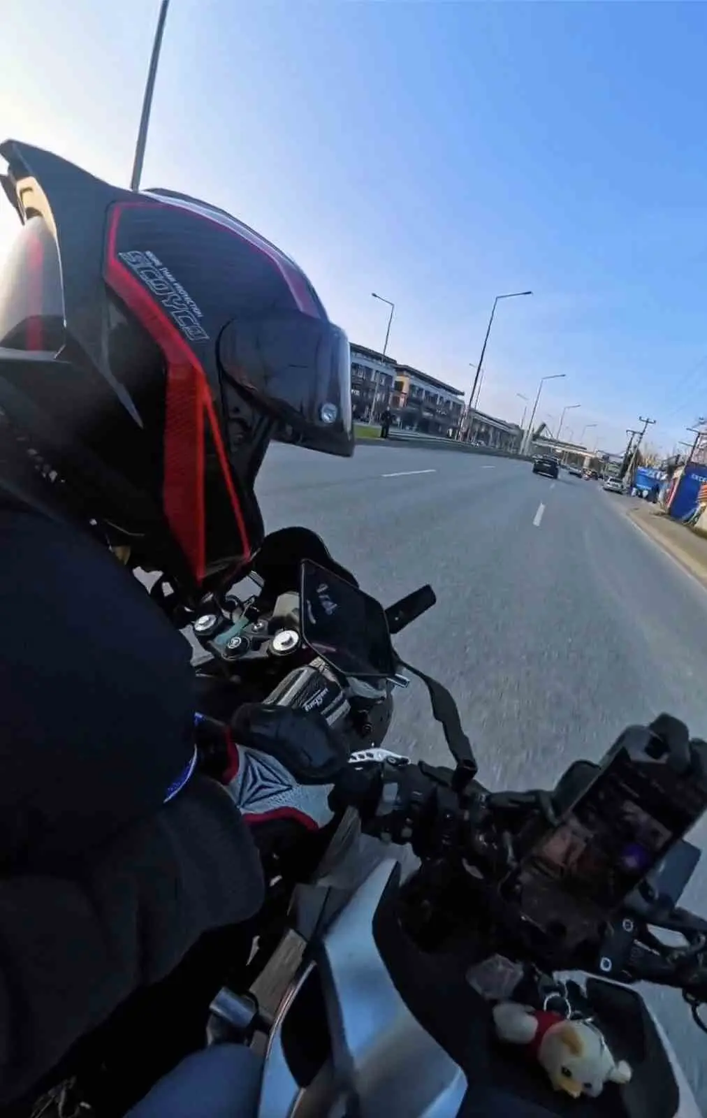 Bursa’da seyir halindeki motosiklet sürücüsünün aniden ve kontrolsüz şekilde şerit