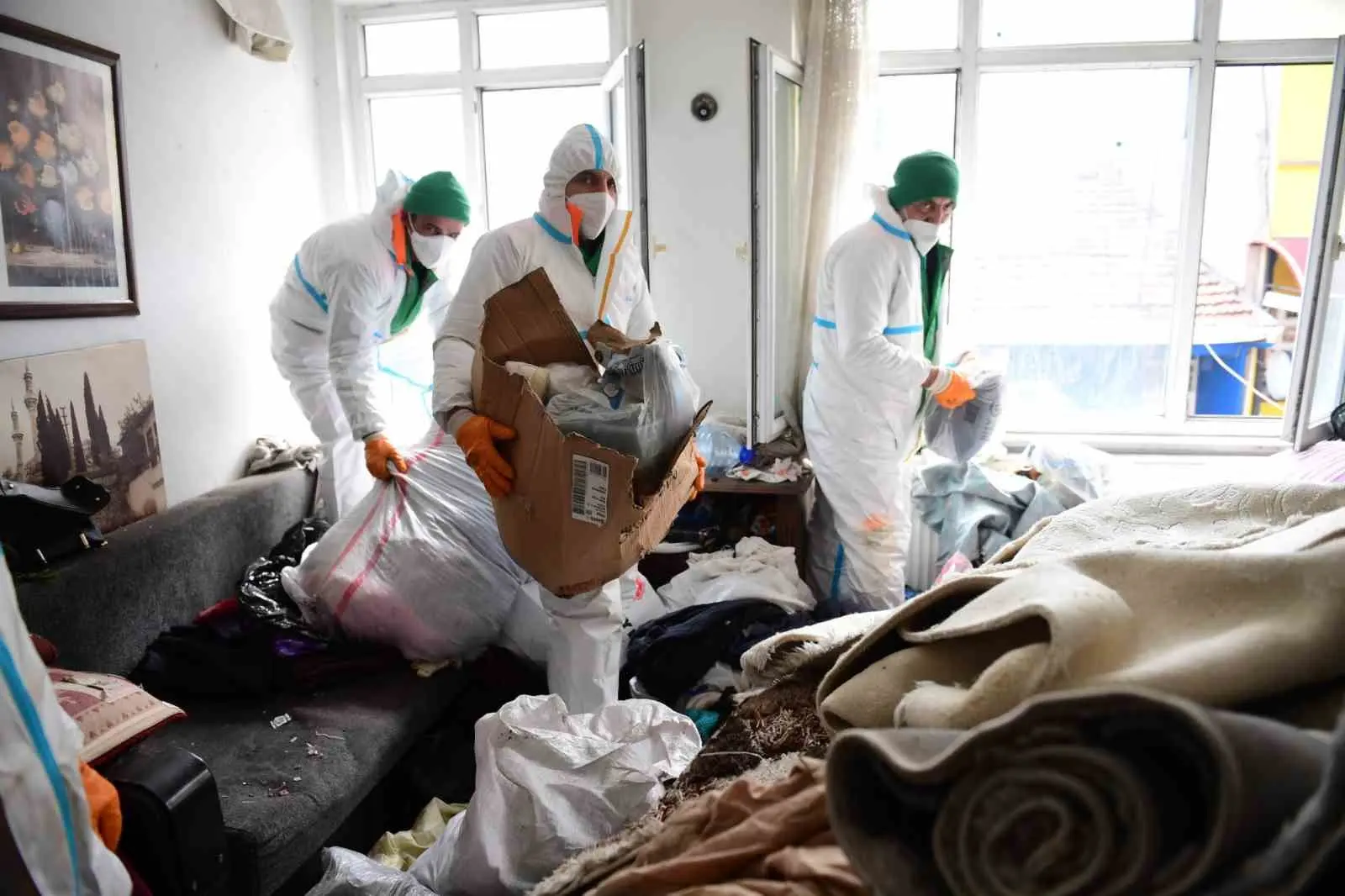 Bursa’nın Osmangazi ilçesindeki tarihi Kayıhan sokağında tonlarca çöpün biriktiği bir