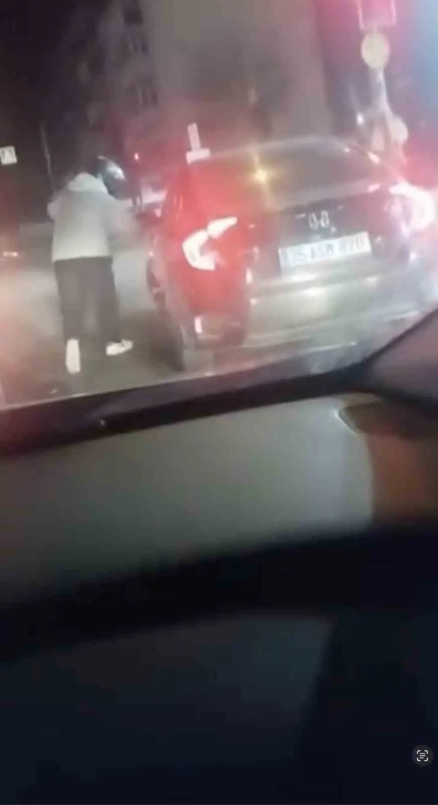 Bursa’da trafikte motosiklet sürücüsüne saldıran otomobil sürücüsüne para cezası uygulanırken,