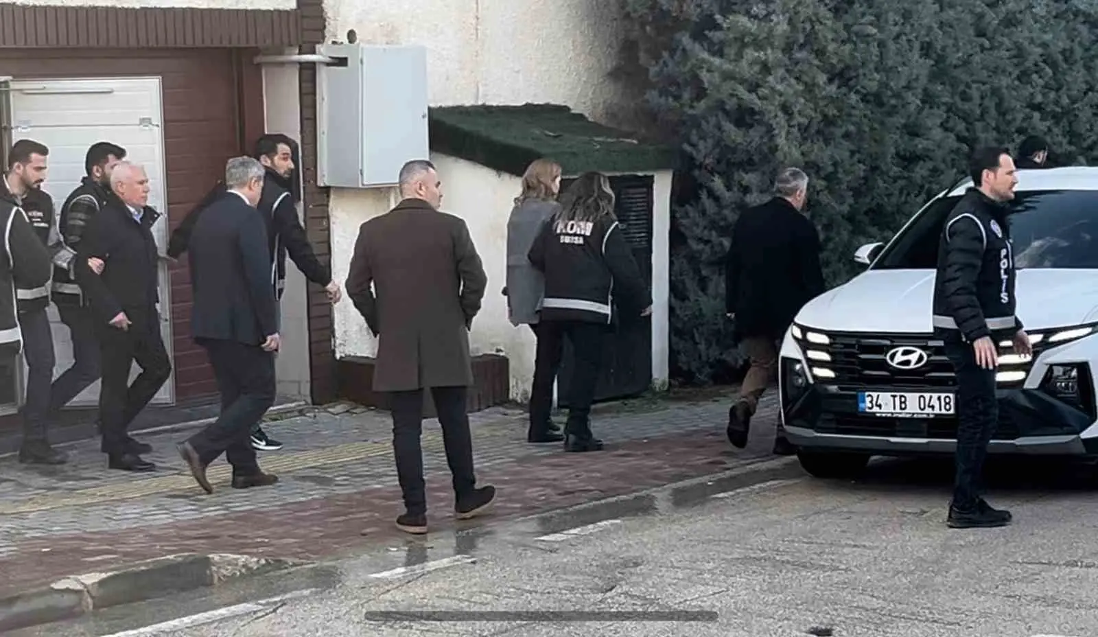 Bursa Büyükşhir Belediye Başkanı Mustafa Bozbey, eşi ve kızı gözaltına