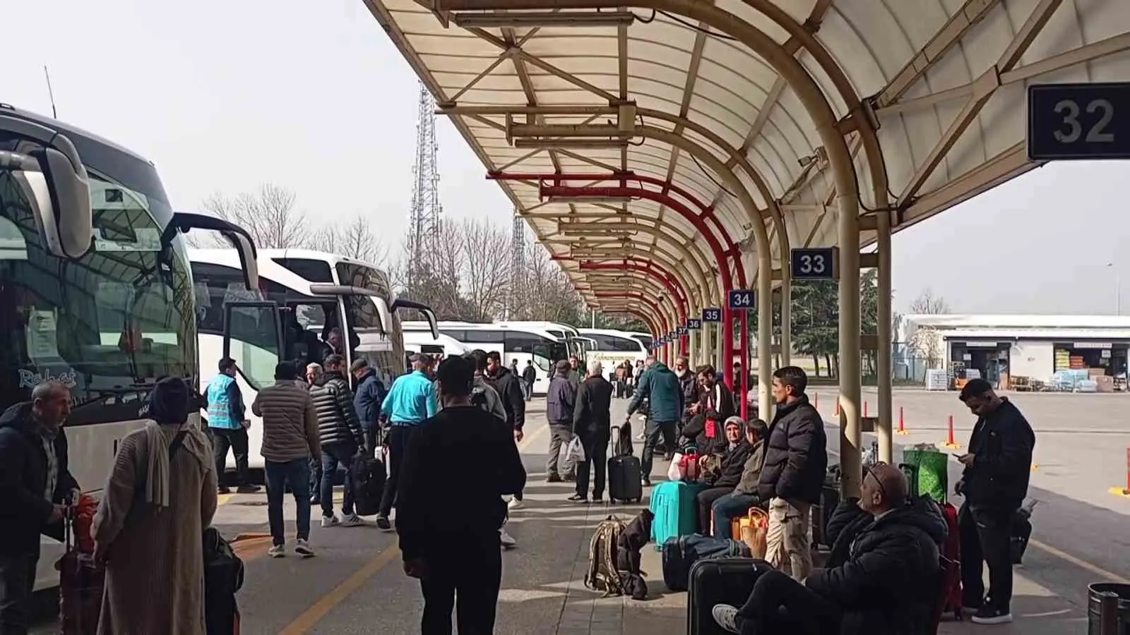 Bursa’da bayram öncesi hareketlilik başladı. Şehirlerarası Otobüs Terminali’nde peronlar yolcularla