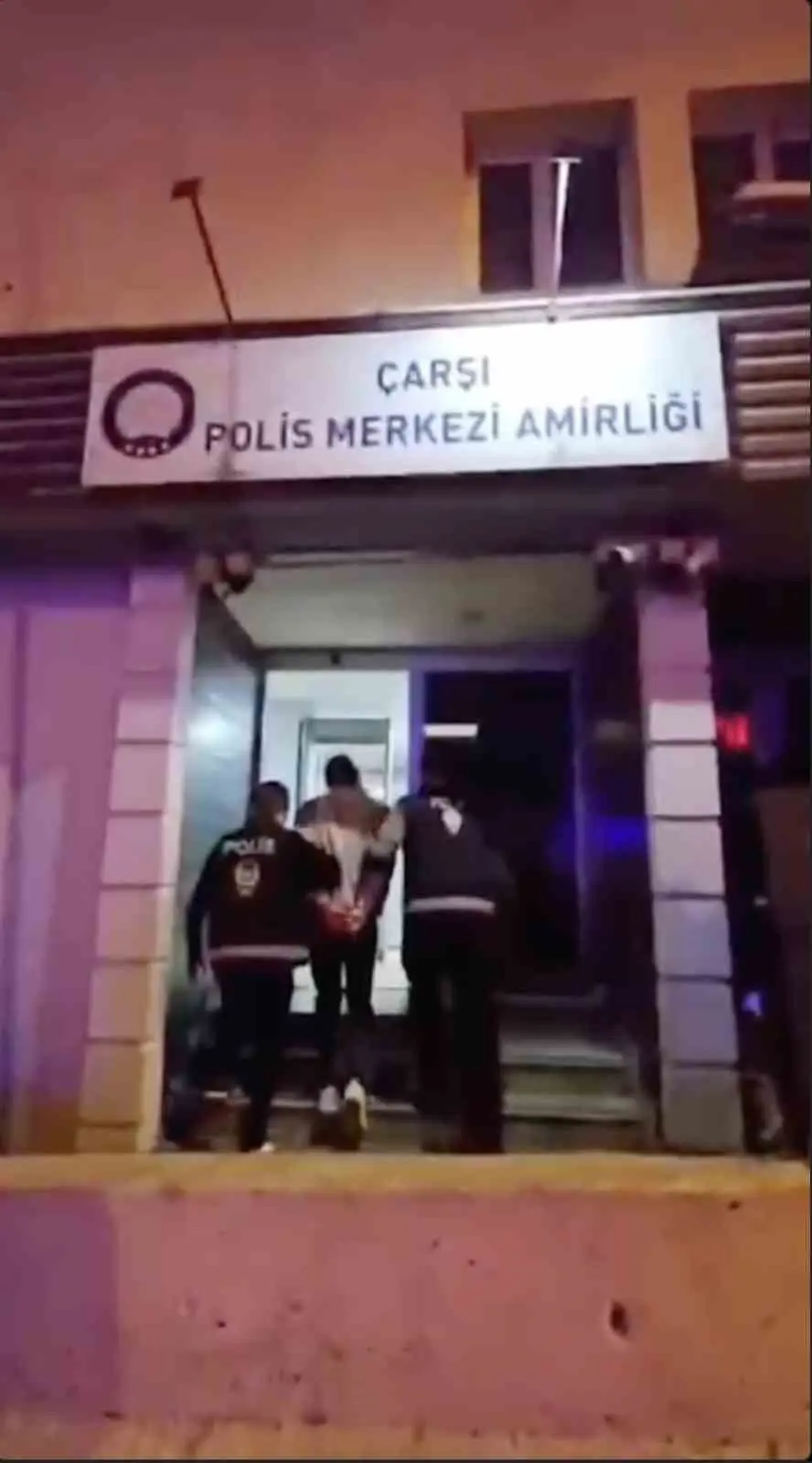 Bursa İl Emniyet Müdürlüğü ekipleri, araması olan 1 kişiyi yakalayarak