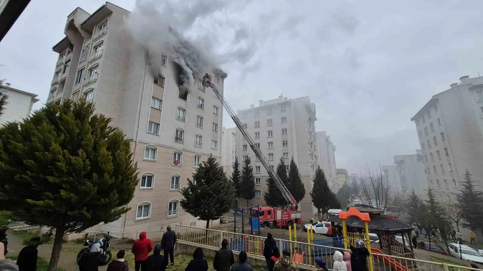 Bursa’nın İnegöl ilçesindeki 8 katlı binada yangın çıktı. Yangın, saat