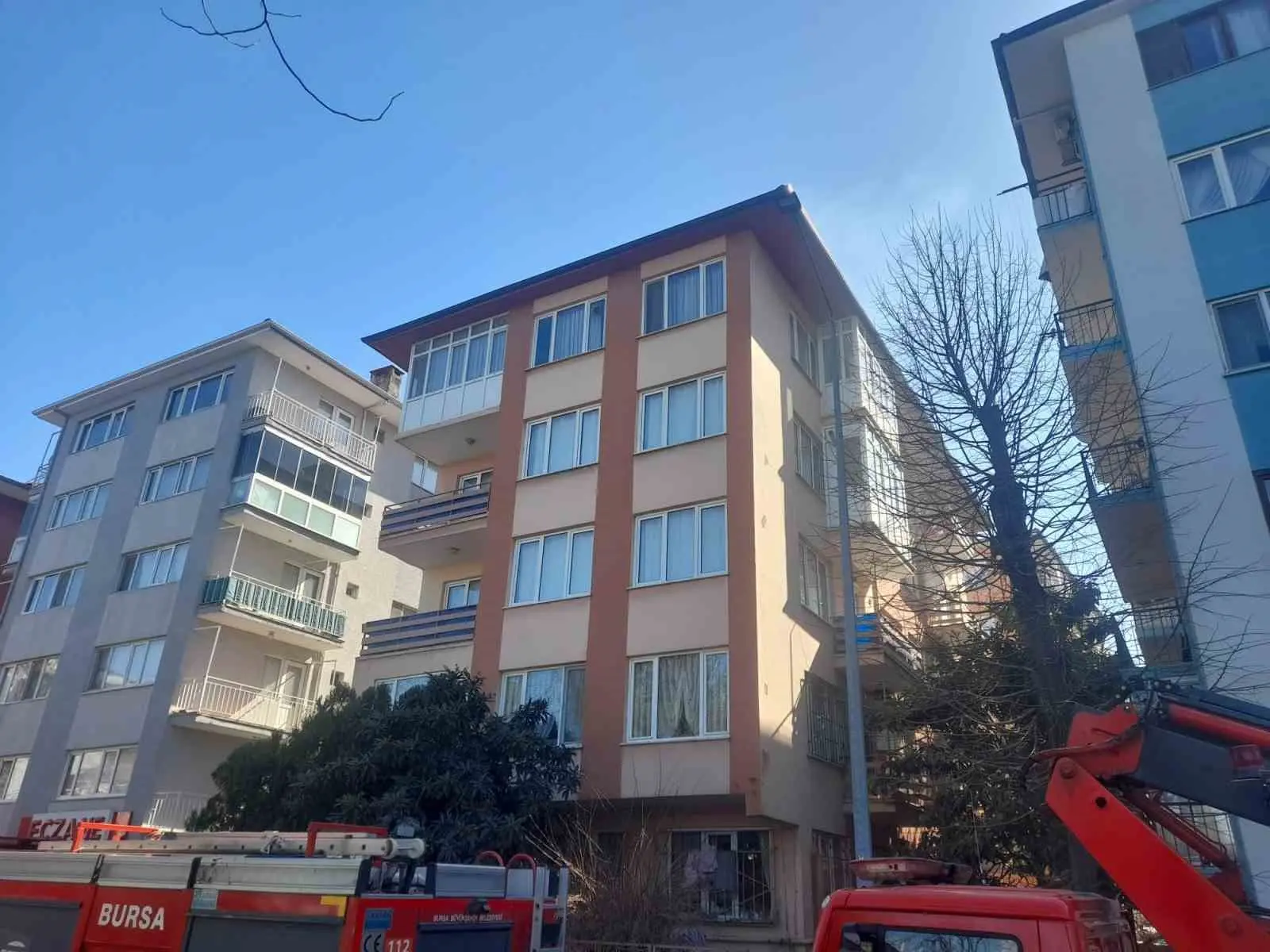 Bursa’nın Osmangazi ilçesinde bir apartmanın çatısında çıkan yangın mahallede kısa