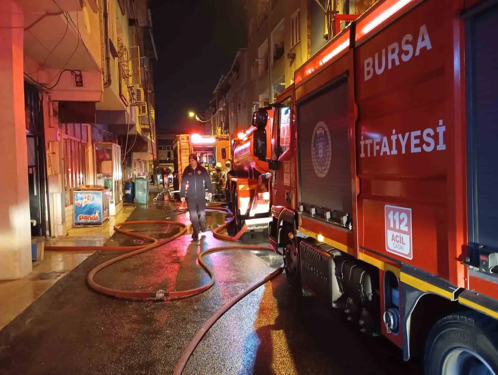 Bursa’nın Osmangazi ilçesinde 3 katlı bir apartmanın çatı katında çıkan