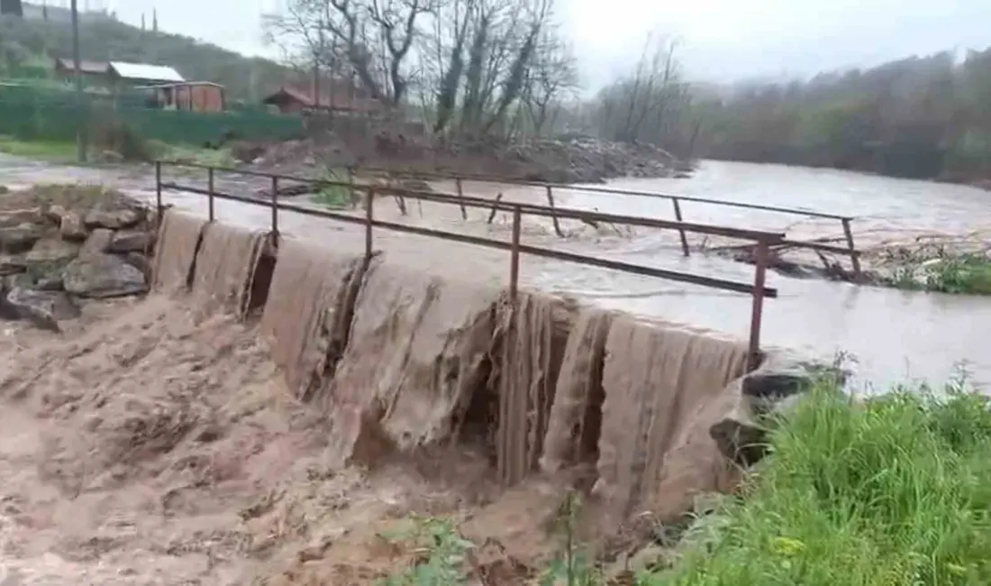 Bursa’nın Gemlik ilçesinde aşırı yağışlar sebebiyle taşan dere yüzünden yol
