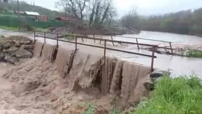 Bursa’nın Gemlik ilçesinde aşırı yağışlar sebebiyle taşan dere yüzünden yol