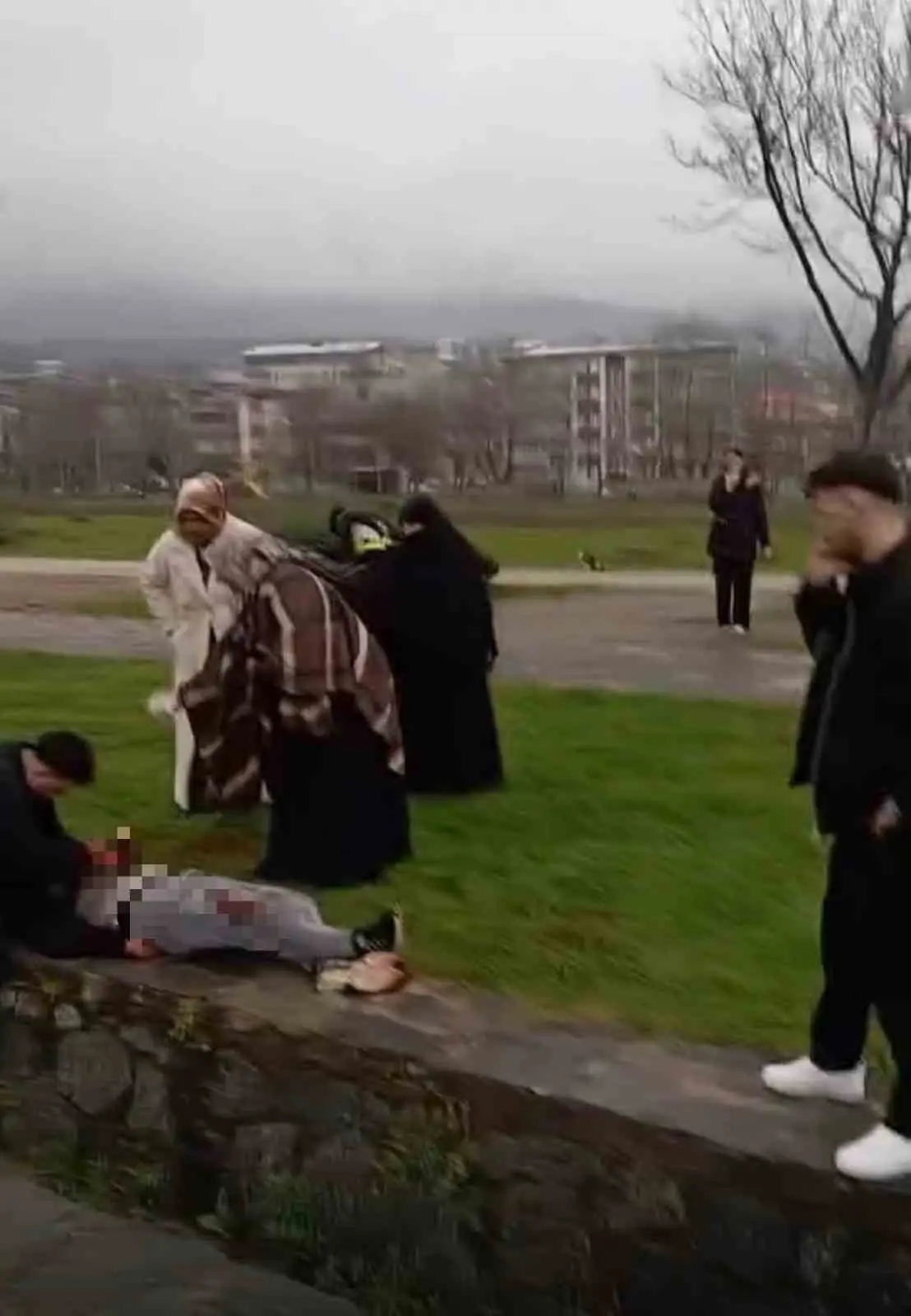 Bursa’da çıkan bıçaklı kavgada boğazı kesilen bir kişi kaldırıldığı hastanede