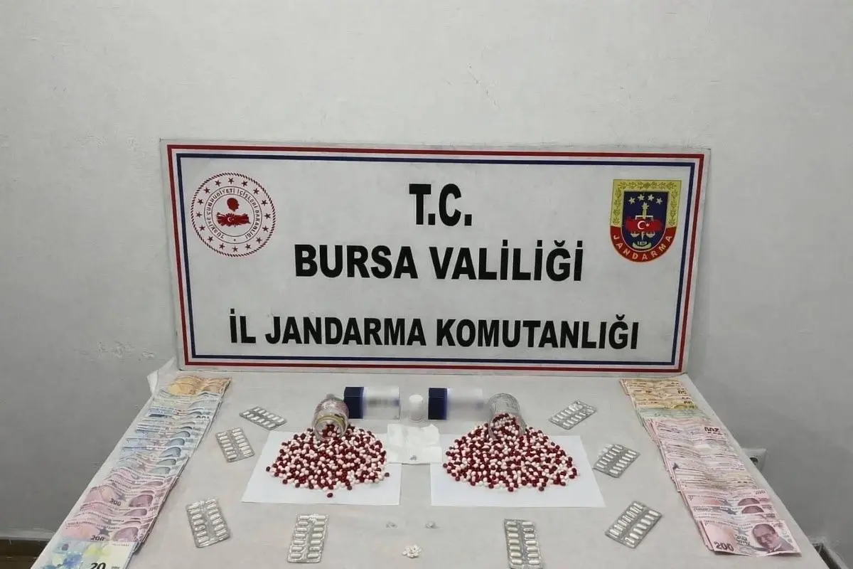 Bursa’nın Yıldırım ilçesinde düzenlenen operasyonda bin 39 adet sentetik ecza