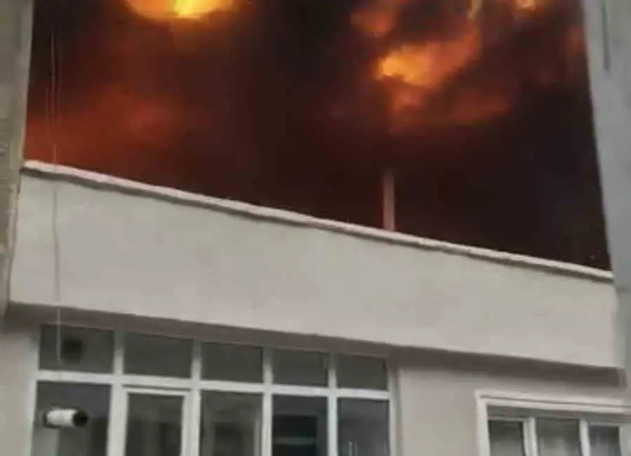 Bursa’da iki katlı binanın çatı katı henüz belirlenemeyen bir nedenle