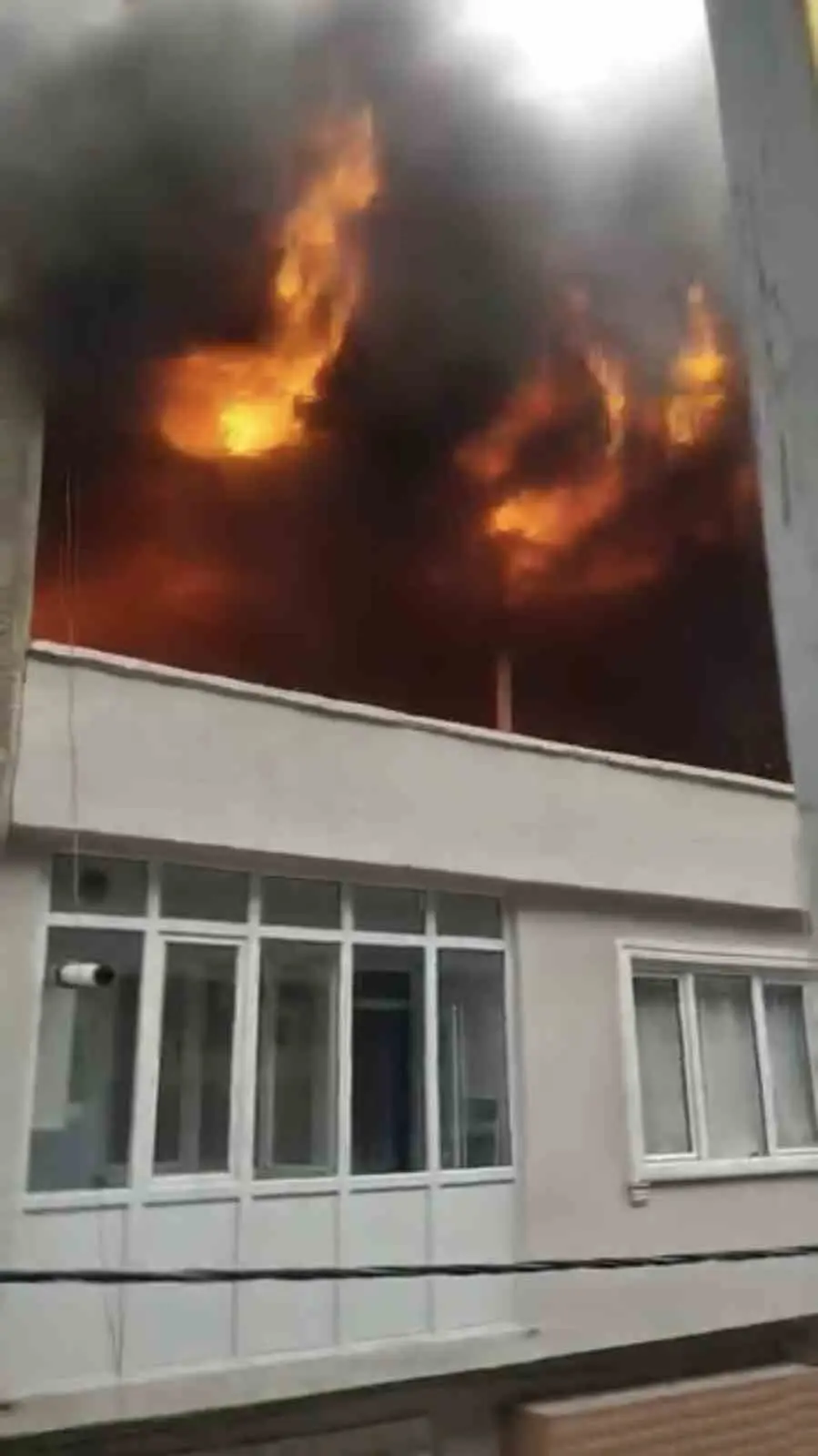 Bursa’da iki katlı binanın çatı katı henüz belirlenemeyen bir nedenle