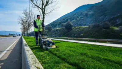 Bursa Büyükşehir Belediyesi, cadde ve bulvarlardaki refüjlerde yaptığı peyzaj düzenlemeleriyle