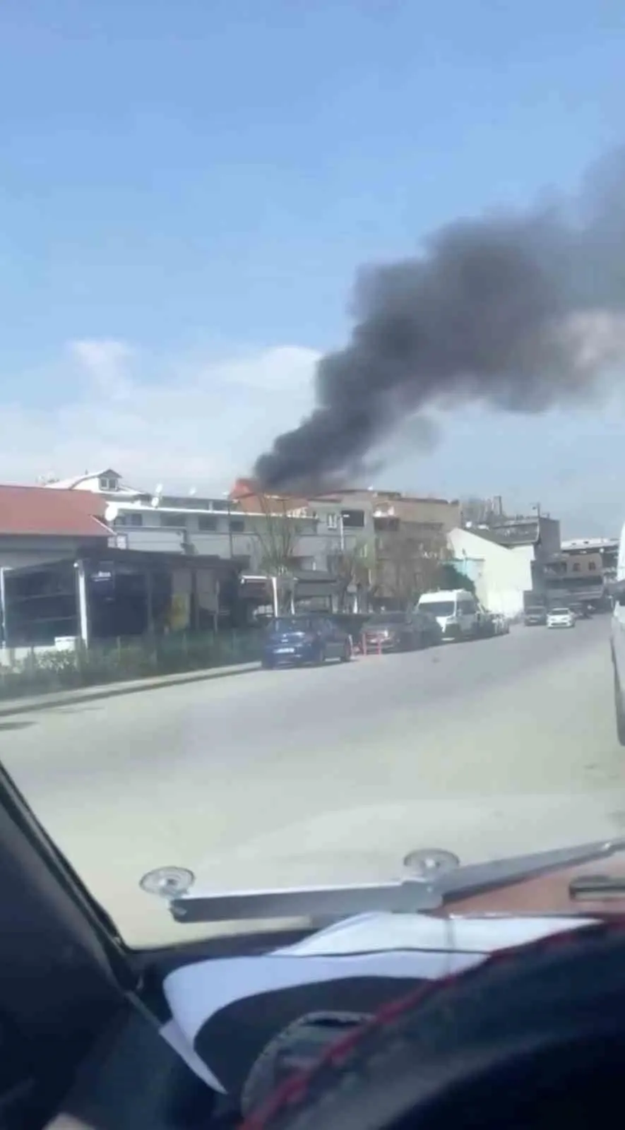 Bursa’da bir evin çatı katında çıkan yangın itfaiye ekiplerinin müdahalesiyle