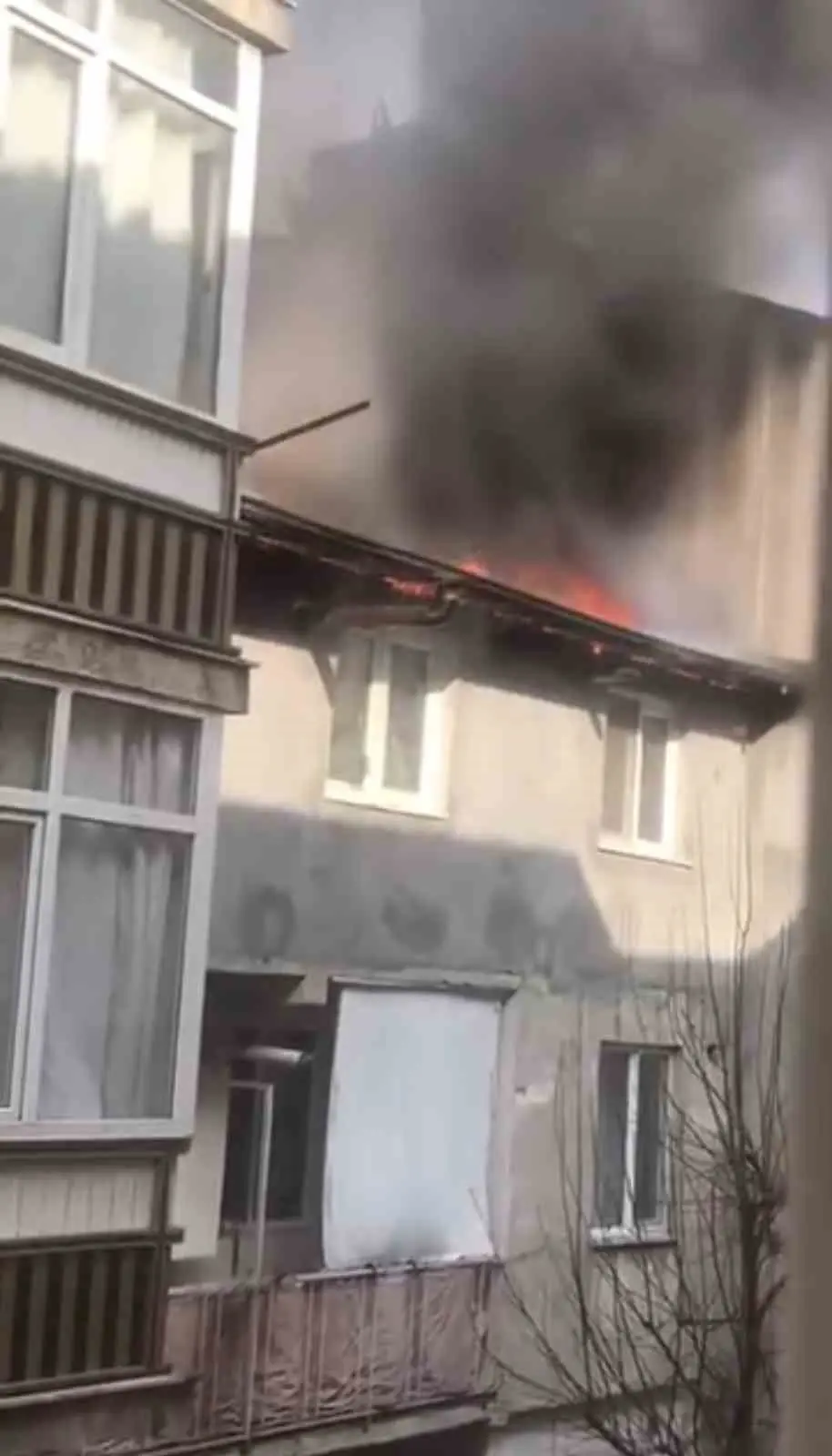 Bursa’da bir binanın çatı katında çıkan yangın mahallede paniğe neden